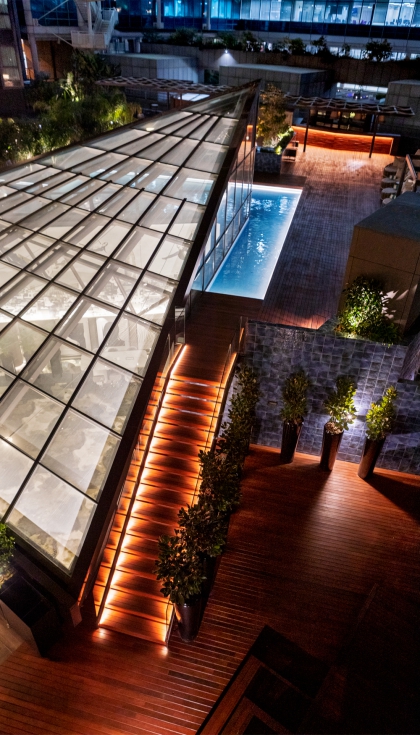 La zona de la piscina se convierte en una luminaria brillante al caer la noche. Foto: Jordi Anguera