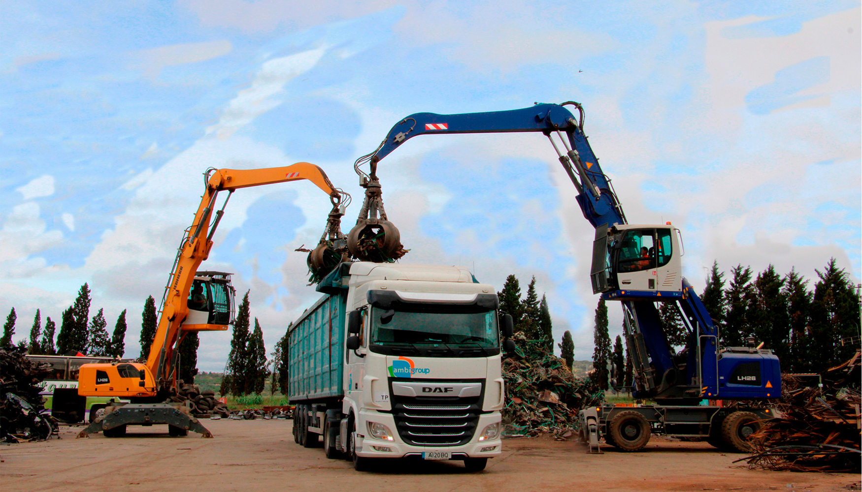 Dos manipuladores de materiales Liebherr LH 26 de Ambigroup trabajando en la planta de reciclaje de la compaa en Carregado, Lisboa...