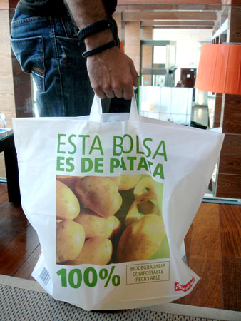 En la imagen, una bolsa biodegradable hecha con patata