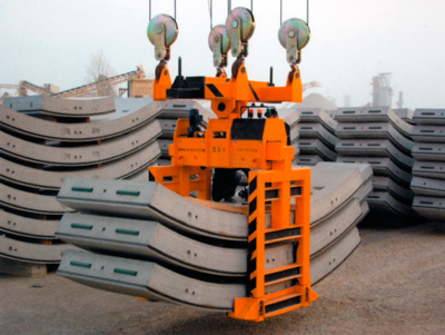 The segments usually weigh between 50 and 100 tonnes each. Photo: Banner