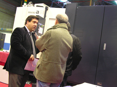 Ricardo del Villar, a la izquierda, explicando las caractersticas de las mquinas Makino