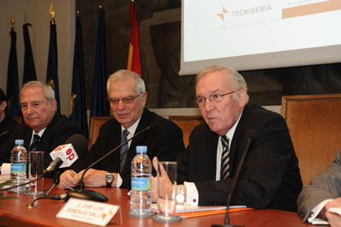 De izq. a der.: Pedro Canalejo (vicepresidente de Tecniberia), Josep Borrell, Jos Luis Gonzlez Vallv (presidente de Tecniberia)...