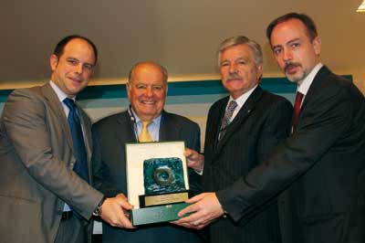 Los responsables de Ega Master recibiendo el Premio Iberoamericano a la Excelencia 2010