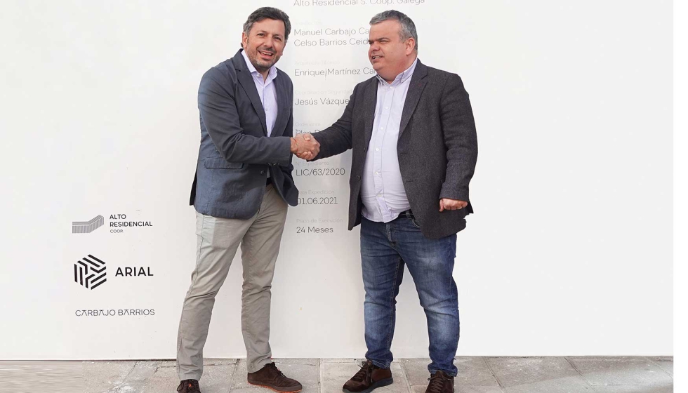 A la izquierda, Juan lvarez, director de Arial, y, a la derecha, Daniel Lainz director general de la divisin de Arquitectura de Cortizo...