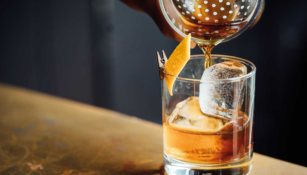 Entre los destilados favoritos de los espaoles se encuentran el ron (45%), la ginebra (43%) y el whisky (38%). Foto de Adam Jaime en Unsplash...