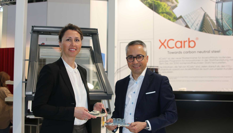 Marie Stenild, directora del Programa de Asociaciones para la Sostenibilidad de Velux, y Tomasz Plaskura, CMO de Productos Laminados de ArcelorMittal...