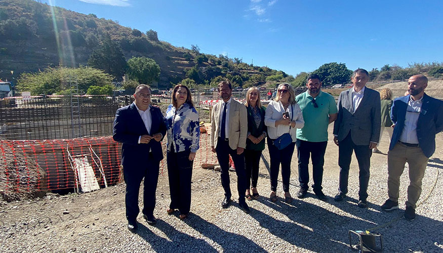 Carmen Crespo posa junto a otros representantes institucionales durante la visita a la Estacin Depuradora de Aguas Residuales de La Herradura...