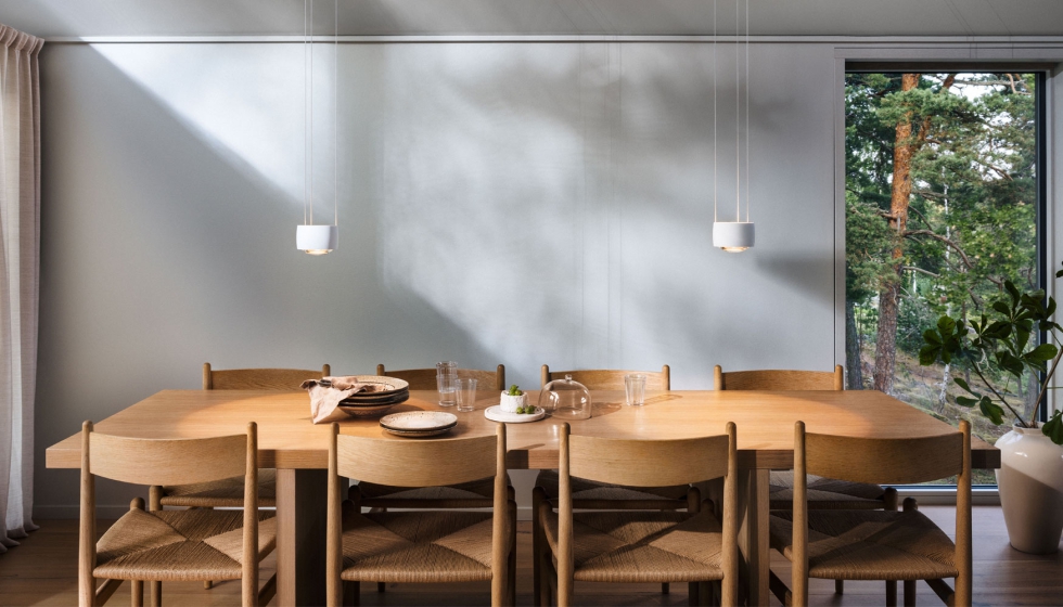 Luminaria suspendida Sento sospeso encima de la mesa de comedor resalta la arquitectura de esta clida residencia