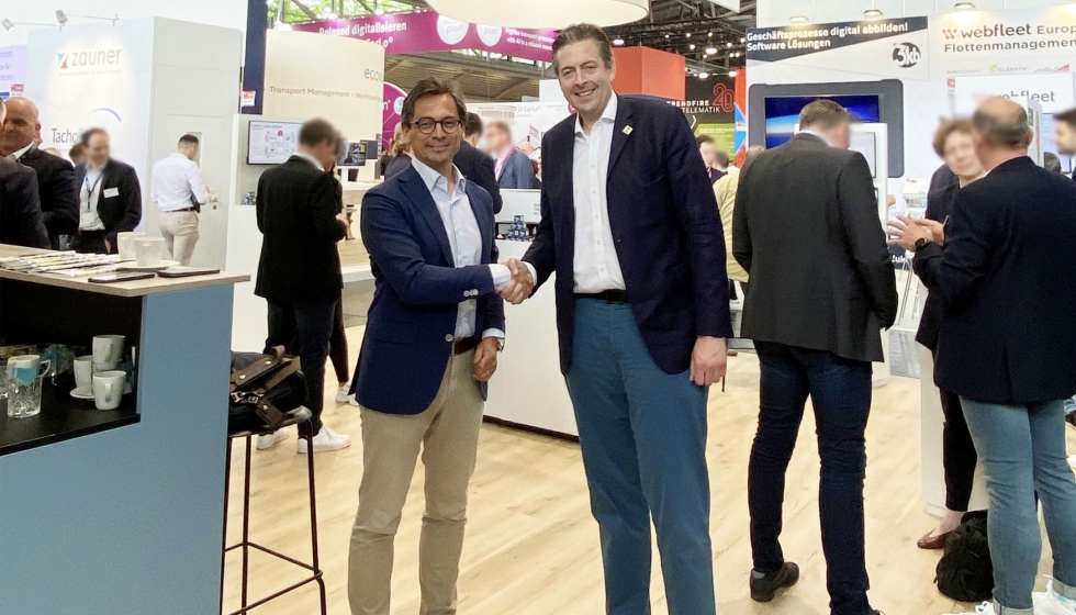Taco van der Leij, vicepresidente de Webfleet Europe en Bridgestone Mobility Solutions (izquierda), y Jan Kaumanns, CEO de RIO (derecha)...