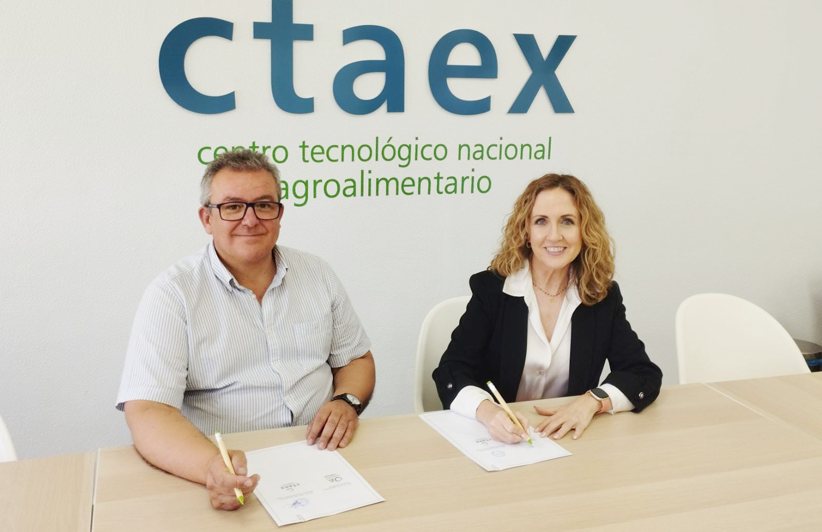 Jos Luis Llerena, Director del CTAEX, y Soledad Romn, Gerente de la Asociacin Olivar y Aceite Provincia de Jan...