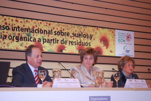 Carlos Martnez, junto a la vicepresidenta primera y consejera de Medio Ambiente de la Junta de Castilla y Len, Mara Jess Ruiz (en el centro)...