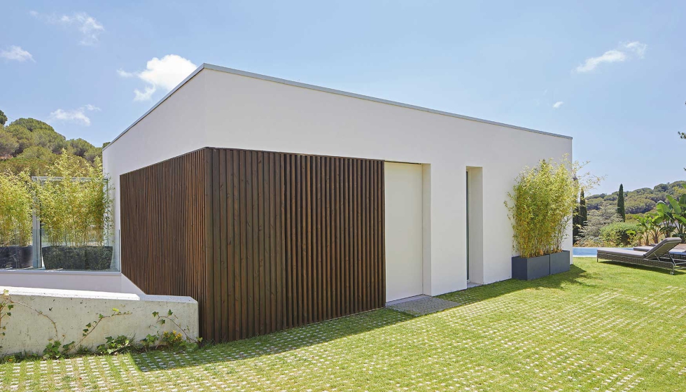 Los paneles de madera de la parte superior contribuyen a mejorar el aislamiento trmico de la vivienda. Foto: Carlos Garralaga...