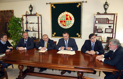 Responsables de Andaltec y de la Universidad de Jan durante la firma de convenio