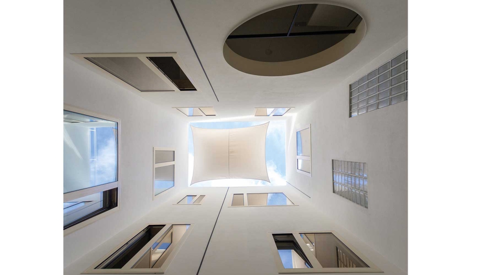 Moradia unifamiliar com janelas Strugal e o sistema de inclinao e rotao NX da Roto Frank. Foto: Strugal