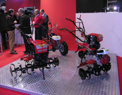 En la imagen, varios de los equipos de Meccanica Benassi, presentes en EIMA 2010, de la mano de Agro-Pimar
