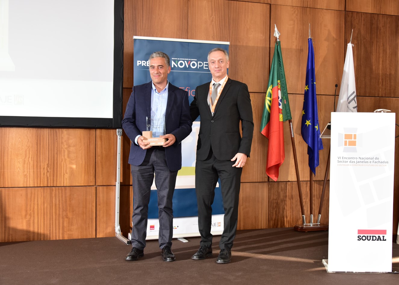 Pedro Aguiar, gerente da Vitropor, recebeu das m�os de Paulo Santos, da ADENE, o galard�o Empresas Excel�ncia � Vidro