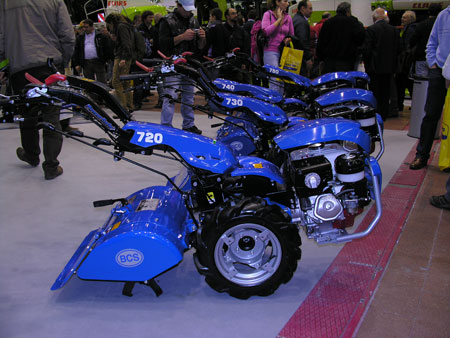 Motocultores Powersafe de BCS expuestos en el stand en EIMA
