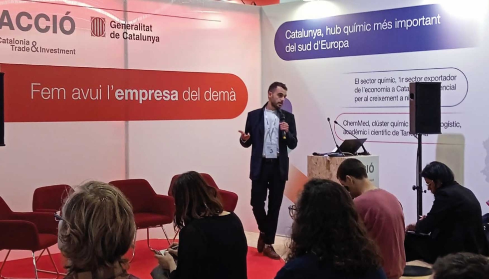 Pablo Ibez, Tcnico de Transferencia Tecnolgica, presenta la nueva plataforma en una charla en Expoquimia. Foto: Itene...