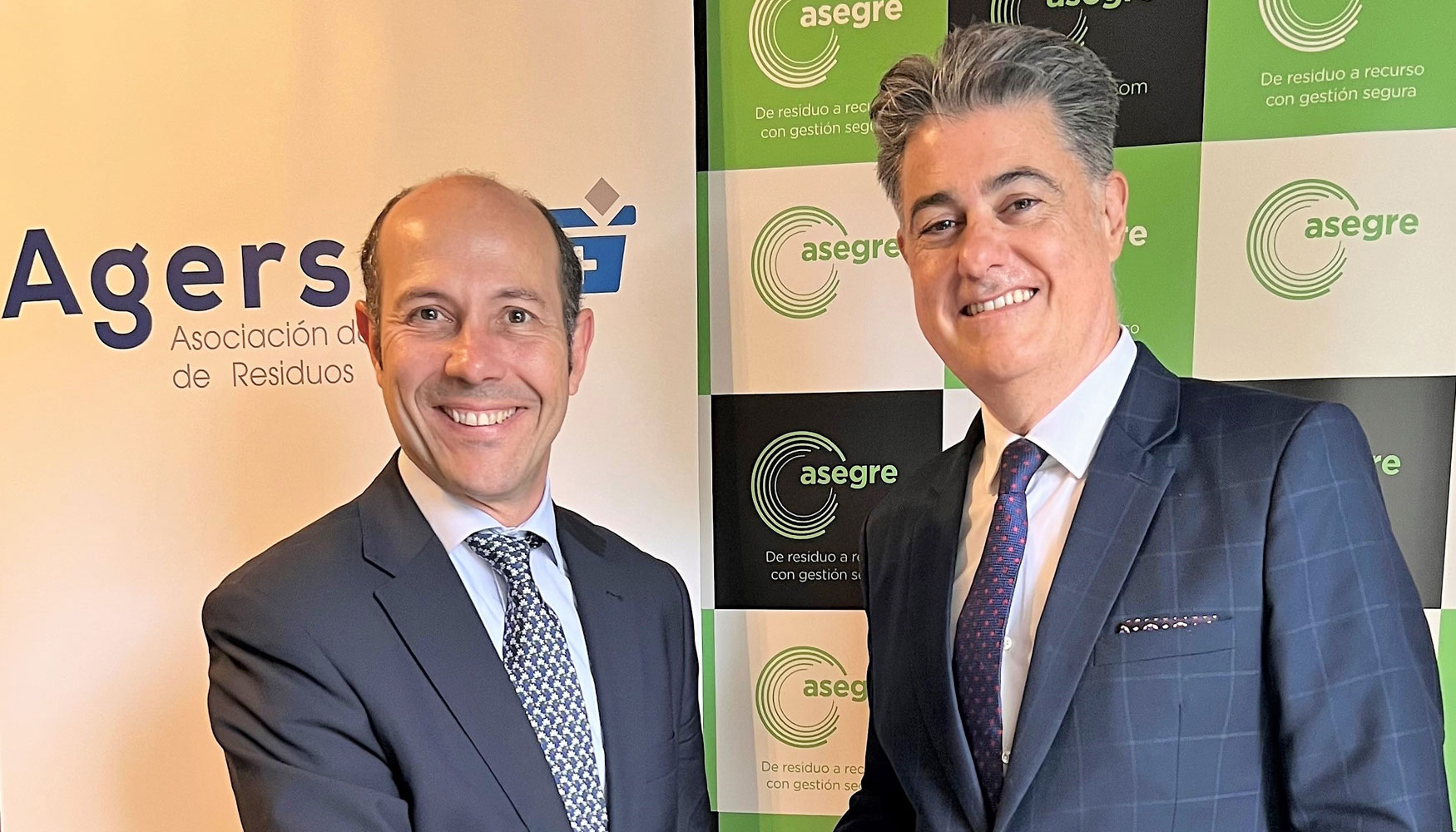 De izquierda a derecha: Luis Palomino, secretario general de Asegre, y Jorge de Saja Gonzlez, director gerente de Agersan...