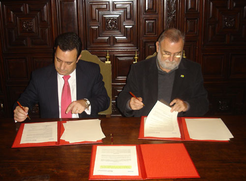 Antonio Rodrigo Torrijos y Javier Merino Guerra firmaron el convenio entre el Ayuntamiento de Sevilla y Philips
