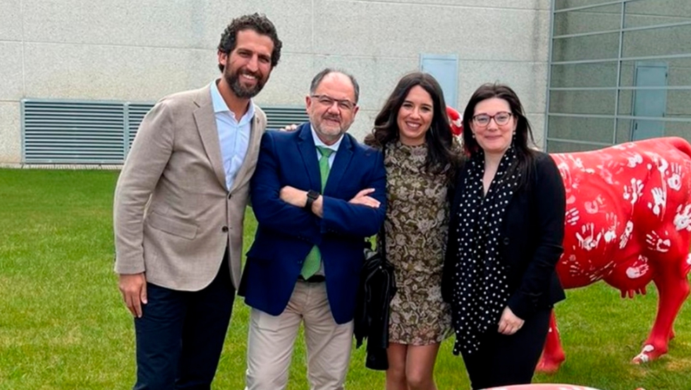 Foto 2. Mismo da de la ceremonia de entrega de los premios en la entrada de las instalaciones de Syva...