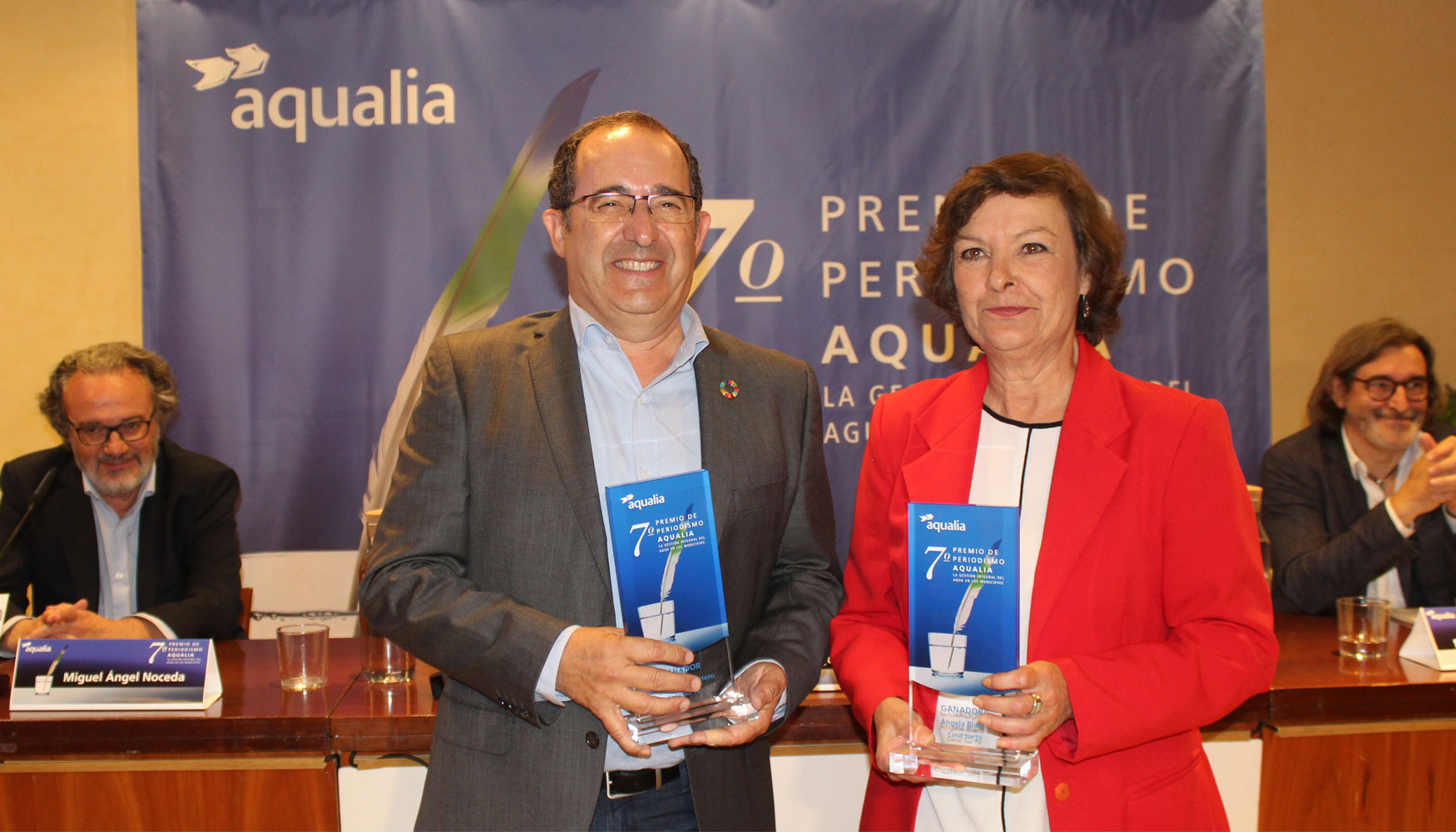 Jos Mara Montero y ngela Blanco recogen el premio otorgado por Aqualia...
