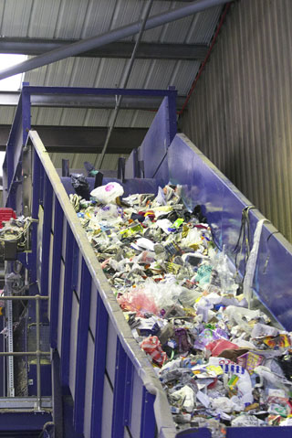 La gran cantidad de residuos urbanos generados en Espaa y el elevado porcentaje de residuos que se enva al vertedero no se acaba aprovechando...
