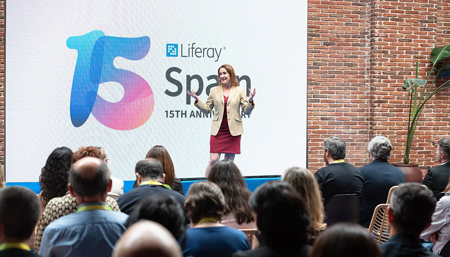 La vicepresidenta de Ventas para EMEA y directora general para el Sur de Europa de Liferay, Carolina Moreno, se dirige al auditorio...