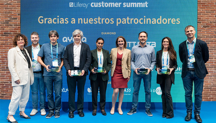 Foto de familia de los galardonados en los Premios 15 Aniversario de Liferay