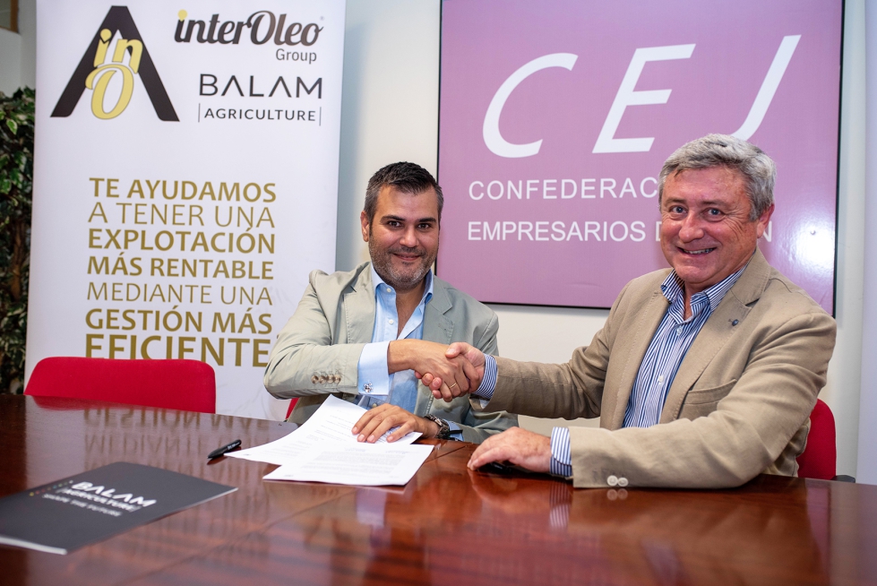 Juan Gadea, de Interleo (derecha), y Pedro Navarro, de BALAM Agriculture, estrechan sus manos tras la firma del acuerdo...