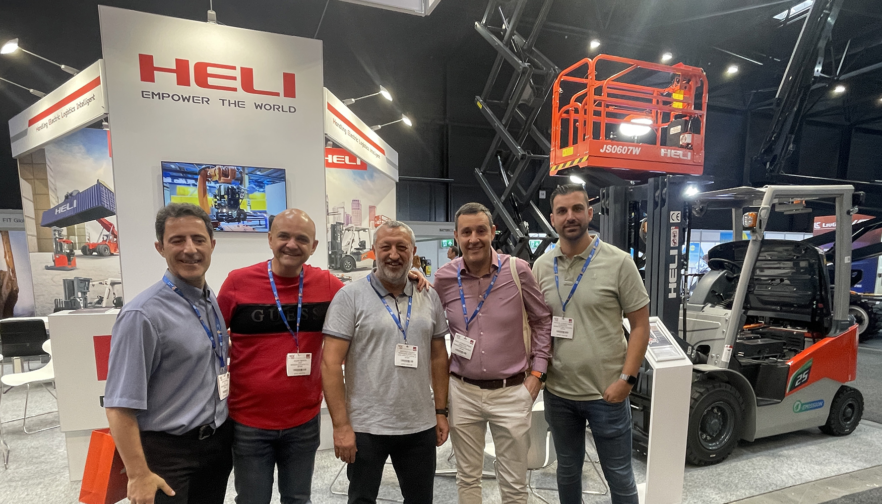 Gustavo Toledo, de Global Carretillas, importador de Heli en Espaa (centro), junto a responsables de Manain y Gomariz