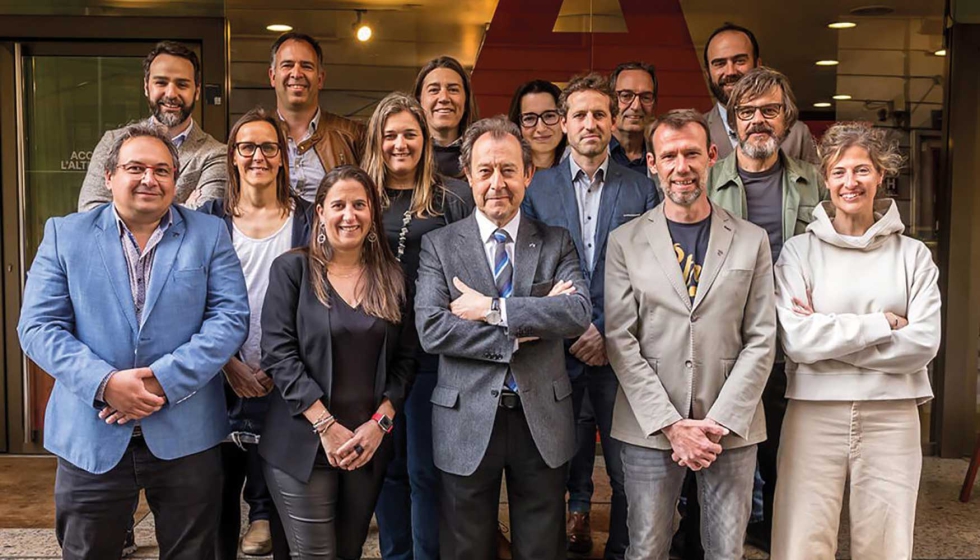 Imagen de la junta de Celest� Ventura, en el centro, que ha sido reelegido presidente del Colegio de la Arquitectura T�cnica de Barcelona...