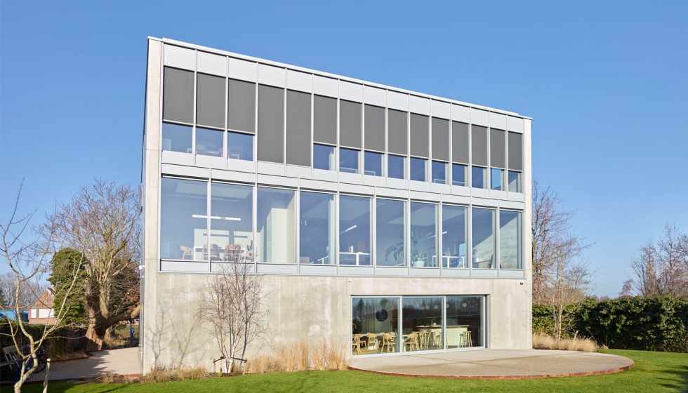 Edificio de oficinas de Hannibal, con muro cortina CW50, de Reynaers, dotado de protecciones solares Fixscreen Minimal, de Renson...