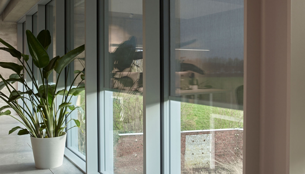Las pantallas de proteccin solar exteriores de Renson evitan el sobrecalentamiento sobre la fachada y los reflejos en las pantallas de los...