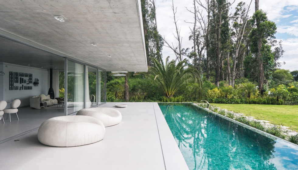 La serie Penta Vanguard Matte de Onix se ha utilizado en la piscina de esta impresionante residencia privada. Foto: Haley Lee...