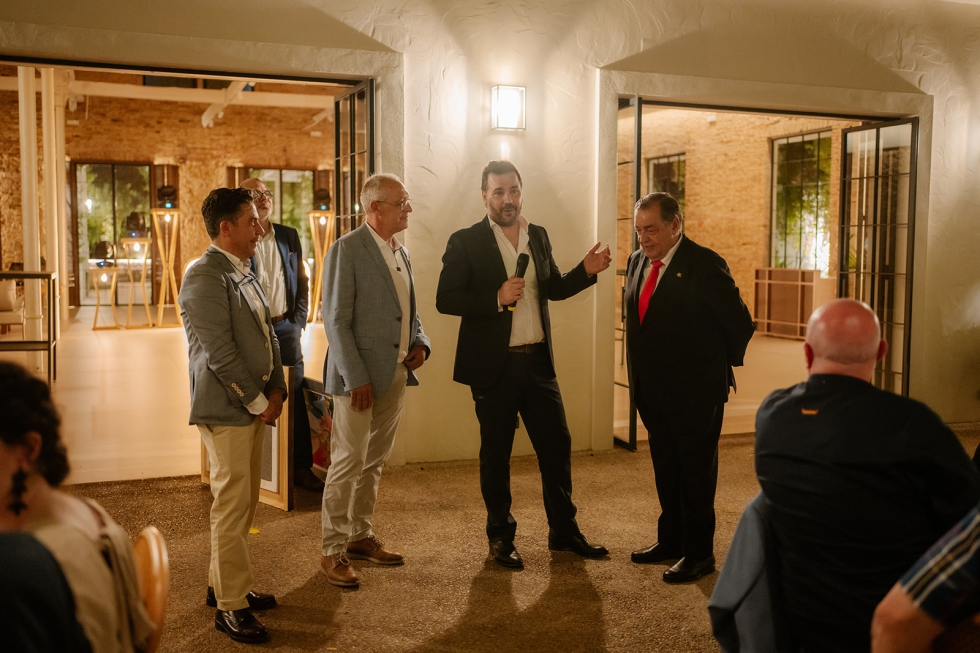 Rafael Errea y Eudosio Gil recibieron el Pin de Oro de Toy Planet de manos de Rub�n de Juan y Jorge Machi�ena