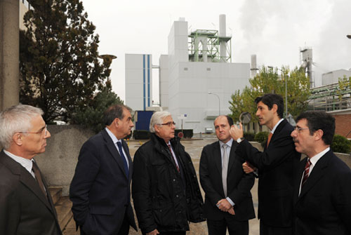 El consejero Gonzalo Arguil rindindole una visita a sta importante planta zaragozana