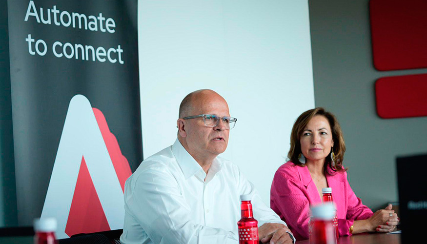 Thomas Anderson, vicepresidente y director general, Ansible de Red Hat y Julia Bernal, country manager de Red Hat para Espaa y Portugal...