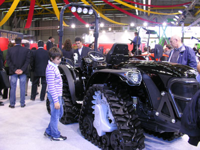 El Mach 4, de Antonio Carraro, combina prestaciones de tractor convencional con uno de cadenas. Un cuatricadena ideal para agricultura especializada...