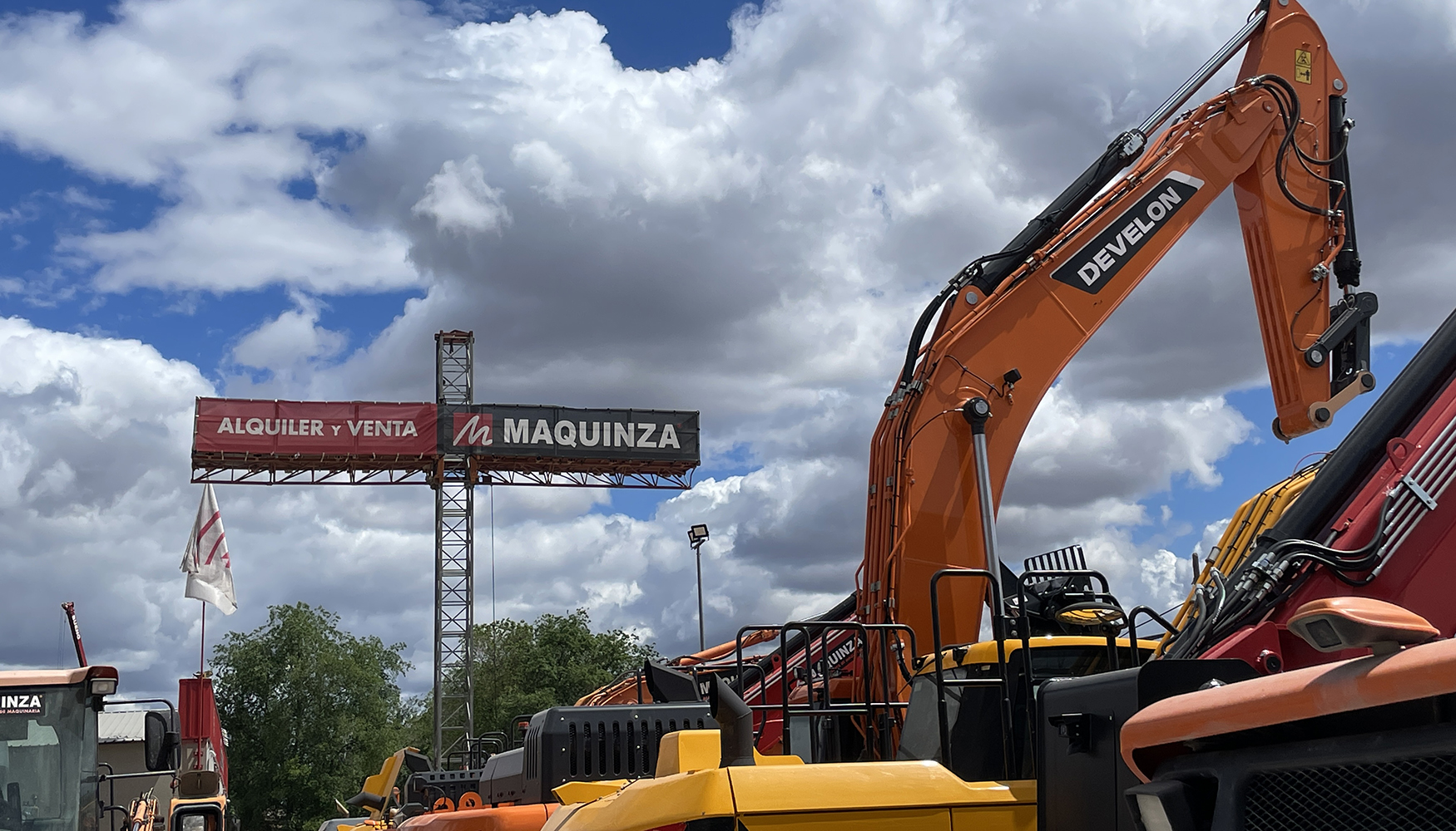 La primera excavadora Develon que llega a Espaa ya est en las instalaciones de Maquinza