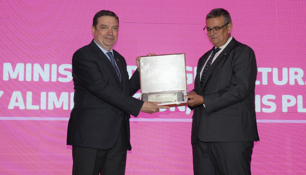El ministro Luis Planas recibe una placa de reconocimiento de manos de Manuel Garca, presidente de Interporc