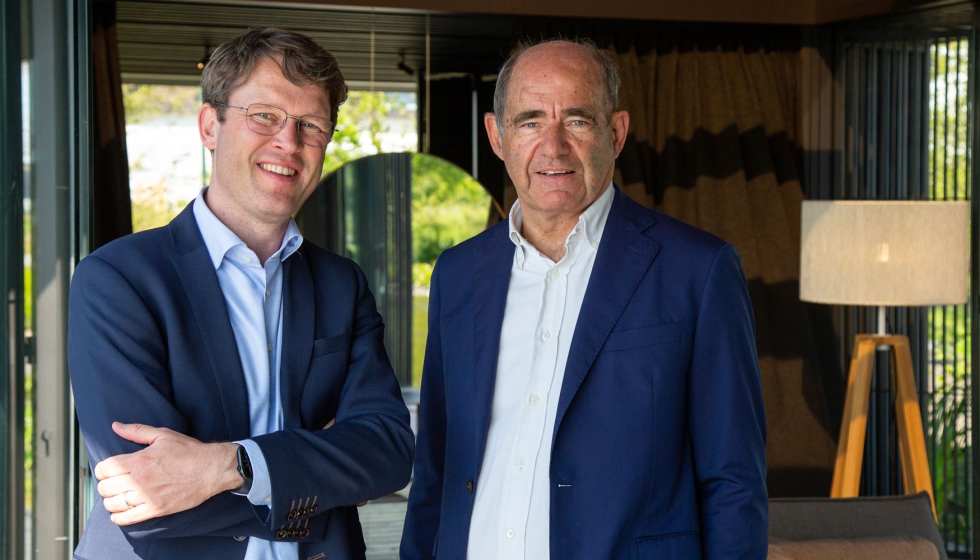 Dieter Maes, a la izquierda, nuevo director general de Renson Outdoor, junto a Dieter Heyman, su antecesor en el cargo...