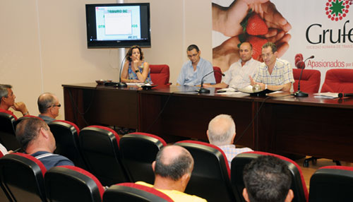 Una de las sesiones informativas que tuvieron lugar en Grufesa, en Moguer