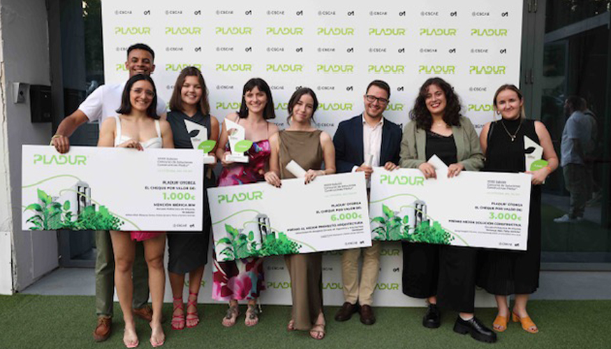 Foto de familia de los estudiantes galardonados en la pasada edicin de los Premios Pladur