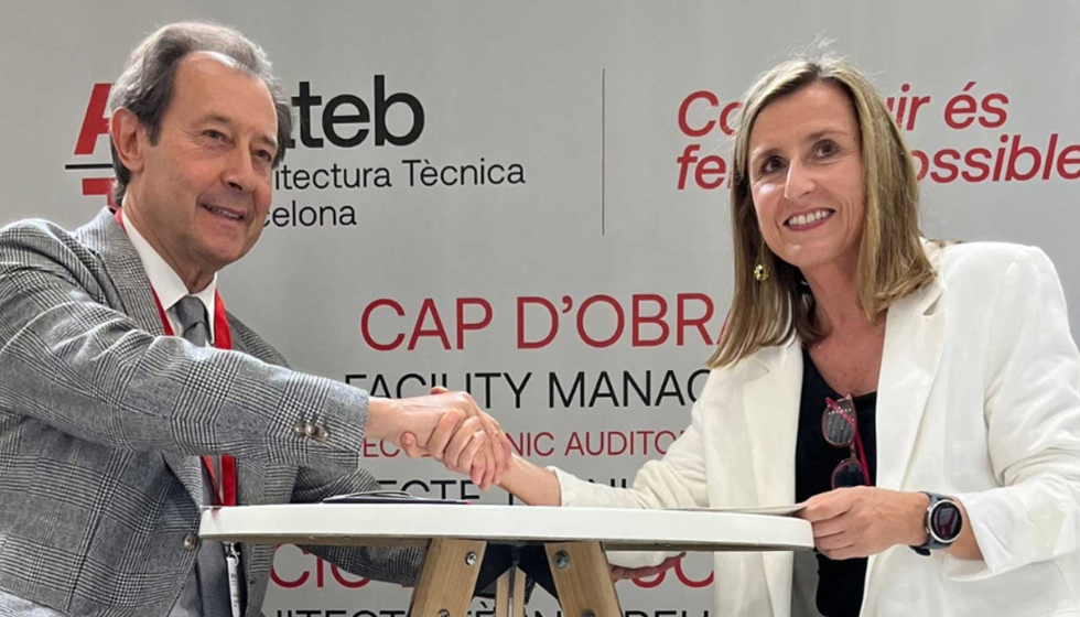Celia Prez, directora de Global Building Solutions de Cementos Molins; y Celest Ventura, presidente de Cateb, durante la firma del acuerdo...