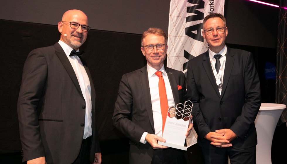 Frank Mller, vicepresidente senior de gestin de marca de STILL (en el centro de la imagen), recibe el Premio IFOY