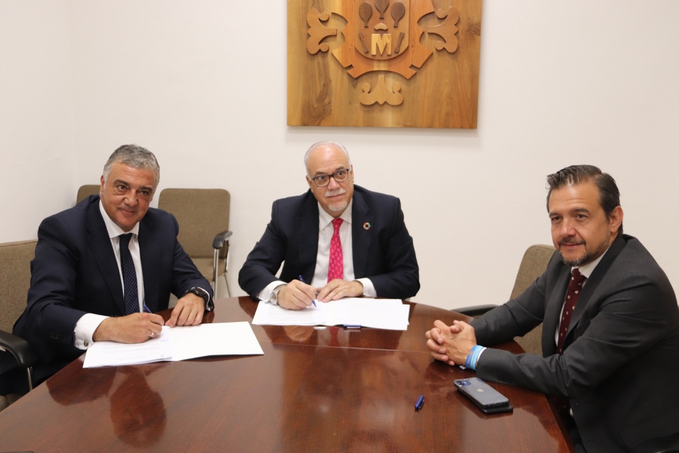 Firma del convenio de colaboracin entre CaixaBank y el Ayuntamiento de Manzanares