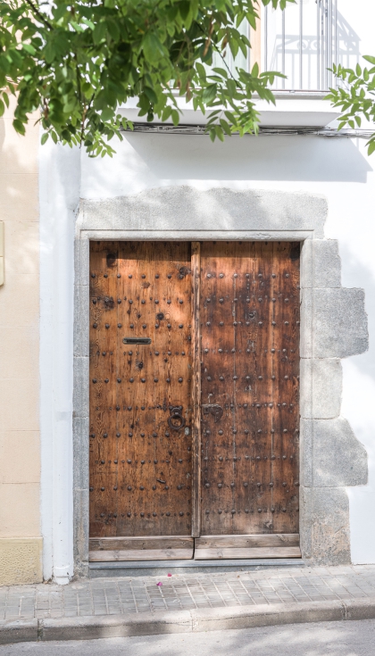 La puerta trasera de madera se ha recuperado para sumar en esta propuesta de Crculocuadrado. Foto: Merc Gost