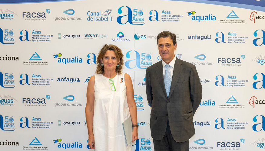 La vicepresidenta y ministra Teresa Ribera junto a Pascual Fernndez, presidente de AEAS