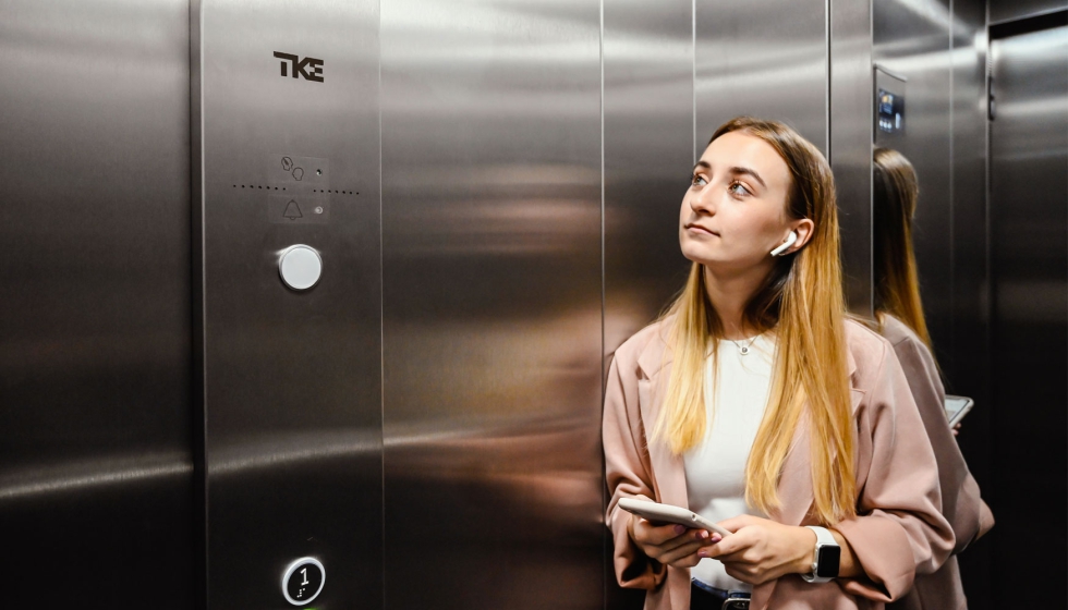 El nuevo ascensor Eox incorpora display multimedia y posibilidad de llamada desde el mvil. Imagen: TK Elevator